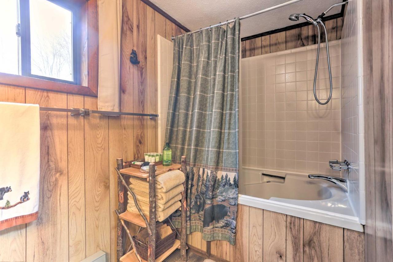 Bear Den Rustic Pocono Lake Home With Game Room! Ngoại thất bức ảnh